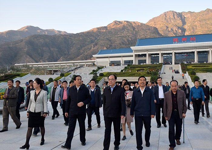 全國、省市政協(xié)委員體驗(yàn)蘭渝鐵路、視察階州廣場