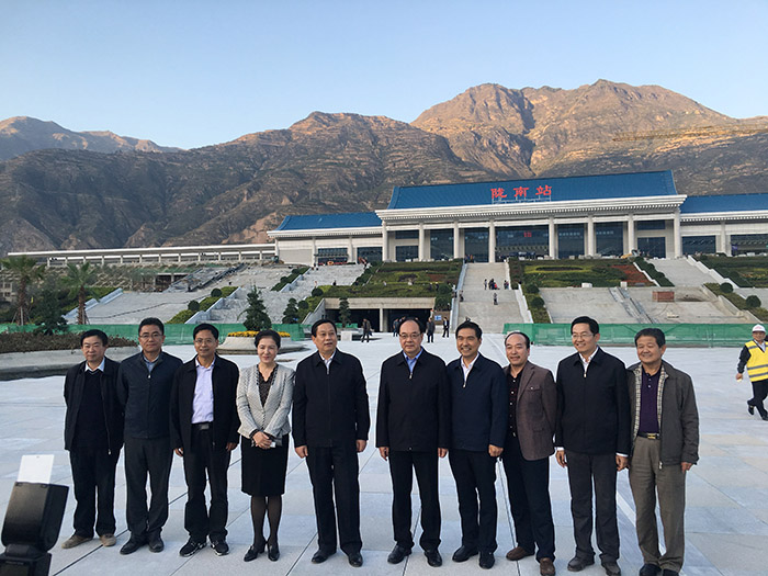 全國、省市政協(xié)委員體驗(yàn)蘭渝鐵路、視察階州廣場