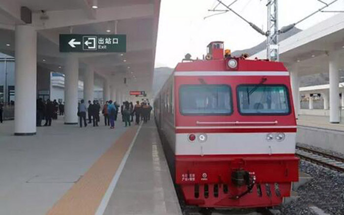 全國、省市政協(xié)委員體驗(yàn)蘭渝鐵路、視察階州廣場