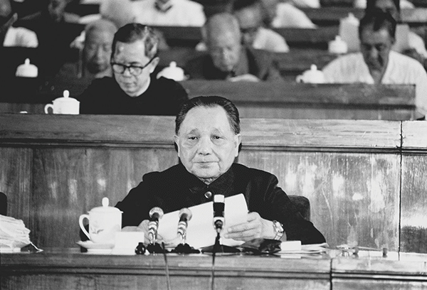 關(guān)于堅持和發(fā)展中國特色社會主義的幾個問題