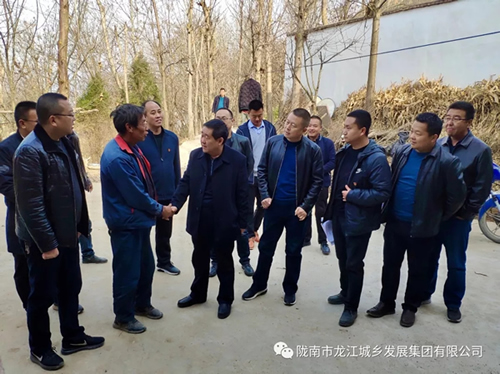 市龍江集團(tuán)在文縣橋頭鎮(zhèn)安子坡村開(kāi)展“解難題、辦實(shí)事、送溫暖”活動(dòng)