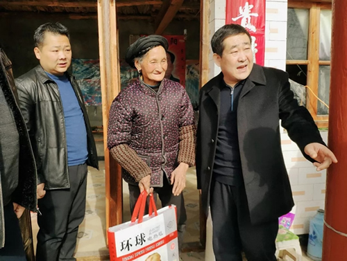 市龍江集團(tuán)在文縣橋頭鎮(zhèn)安子坡村開(kāi)展“解難題、辦實(shí)事、送溫暖”活動(dòng)