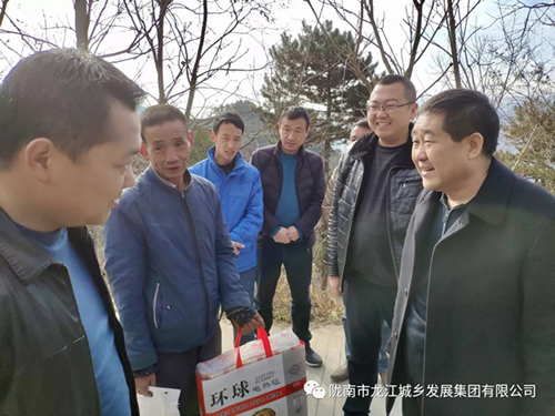 市龍江集團(tuán)在文縣橋頭鎮(zhèn)安子坡村開(kāi)展“解難題、辦實(shí)事、送溫暖”活動(dòng)