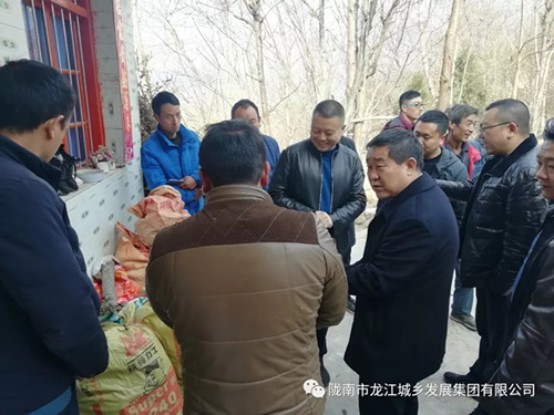 市龍江集團(tuán)在文縣橋頭鎮(zhèn)安子坡村開(kāi)展“解難題、辦實(shí)事、送溫暖”活動(dòng)