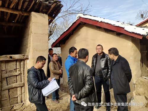 市龍江集團(tuán)在文縣橋頭鎮(zhèn)安子坡村開(kāi)展“解難題、辦實(shí)事、送溫暖”活動(dòng)