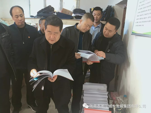 市龍江集團(tuán)在文縣橋頭鎮(zhèn)安子坡村開(kāi)展“解難題、辦實(shí)事、送溫暖”活動(dòng)