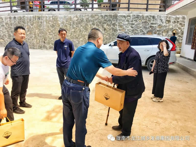 “感黨恩、憶黨史”，--市龍江城鄉(xiāng)發(fā)展集團公司開展慶祝建黨99周年主題黨日活動